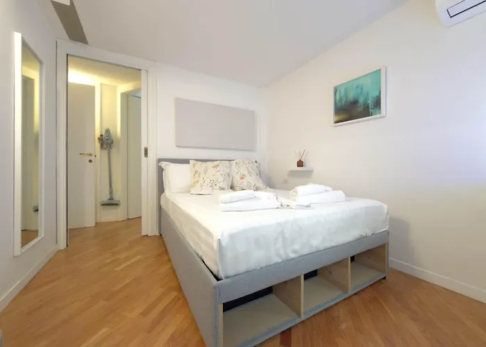 Homeby, Loft Nicholas Mediolan
